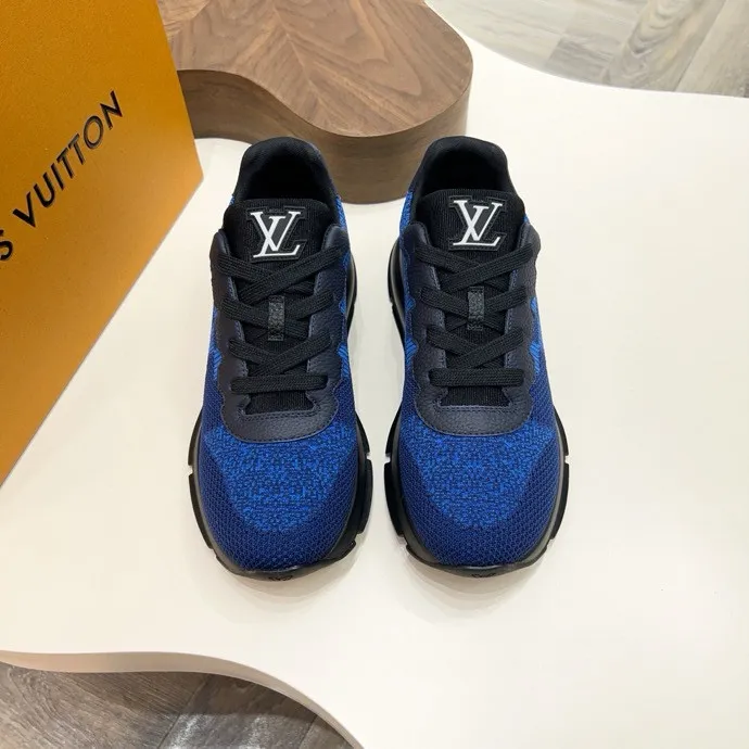 💰 640 LV’s latest sneakers! Select high-quality Monogram fly-knit fabric and have a square logo on the upper, highlighting the fashion of the 2025 men's series. The high-end and elegant upper made of absorbent film material collides with the dynamic ultra-light sole for texture, and the Louis Vuitton logo embellishes the back and outsole of the shoe.    SIZE 39-44 (38, 45 customized)